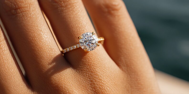 Doğal ışık koşullarında VVS pırlanta yüzük takan bir elin fotoğrafı 1