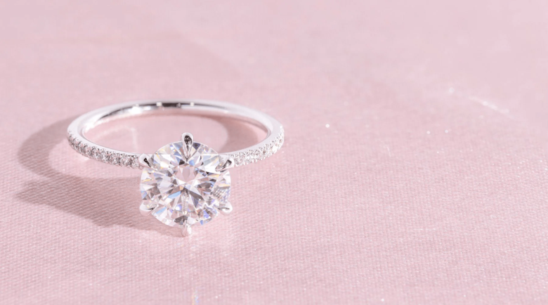 Gioiellieri di Surat con diamanti coltivati in laboratorio