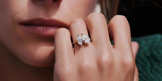 ペアカットとマーキースカットのラボグロウン・ダイヤモンドをひとつのリングに