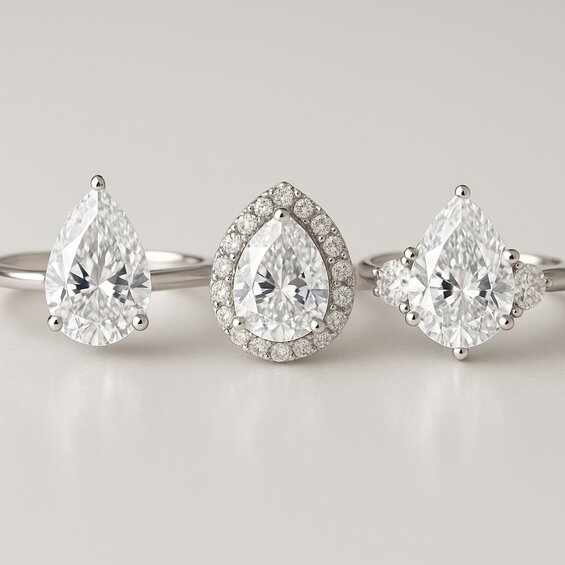 ソリテール、ハロー、スリーストーン・セッティングのペア・ダイヤモンド・リング