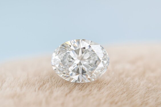 Resim: Pırlanta Görüntüleme Tekniği, Belirli Bir Kesim Deseni Nedeniyle Papyon Etkisi Olmayan Laboratuvarda Yetiştirilmiş Oval Pırlantayı Gösteriyor