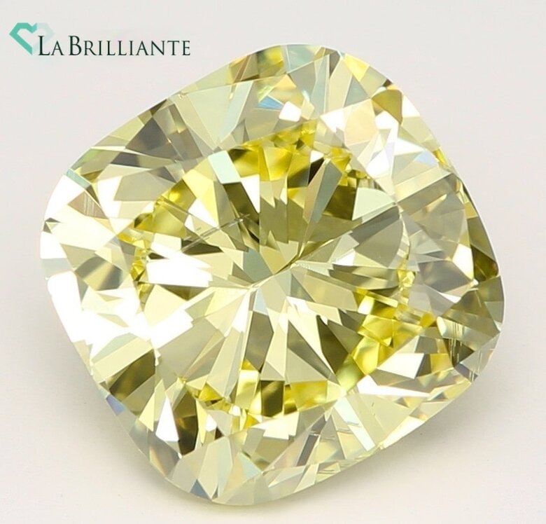 un diamant de culture coloré avec des zones de croissance